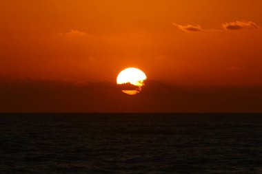 Gün batımında ufukta ateş gibi kırmızı bir gökyüzü beliriyor. Kuzey İsrail 'deki Akdeniz' de güneş ufuktan batıyor. 