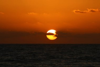 Gün batımında ufukta ateş gibi kırmızı bir gökyüzü beliriyor. Kuzey İsrail 'deki Akdeniz' de güneş ufuktan batıyor. 