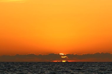 Gün batımında ufukta ateş gibi kırmızı bir gökyüzü beliriyor. Kuzey İsrail 'deki Akdeniz' de güneş ufuktan batıyor. 
