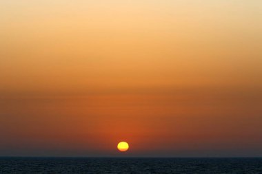 Gün batımında ufukta ateş gibi kırmızı bir gökyüzü beliriyor. Kuzey İsrail 'deki Akdeniz' de güneş ufuktan batıyor. 