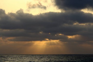 Gün batımında ufukta ateş gibi kırmızı bir gökyüzü beliriyor. Kuzey İsrail 'deki Akdeniz' de güneş ufuktan batıyor. 