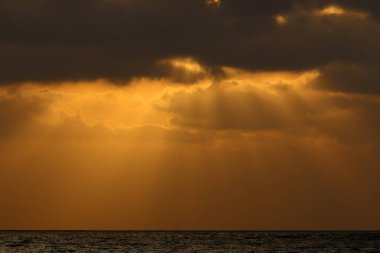 Gün batımında ufukta ateş gibi kırmızı bir gökyüzü beliriyor. Kuzey İsrail 'deki Akdeniz' de güneş ufuktan batıyor. 