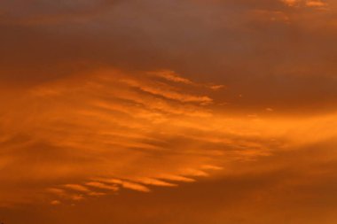 Gün batımında ufukta ateş gibi kırmızı bir gökyüzü beliriyor. Kuzey İsrail 'deki Akdeniz' de güneş ufuktan batıyor. 