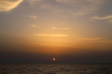 Gün batımında ufukta ateş gibi kırmızı bir gökyüzü beliriyor. Kuzey İsrail 'deki Akdeniz' de güneş ufuktan batıyor. 