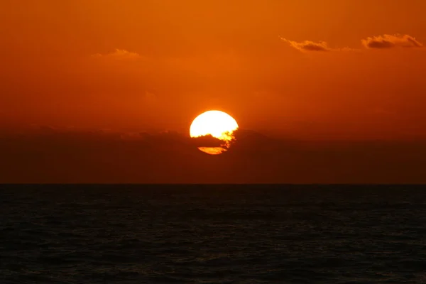 Iluminação Céu Vermelho Fiery Sobre Horizonte Pôr Sol Sol Põe — Fotografia de Stock