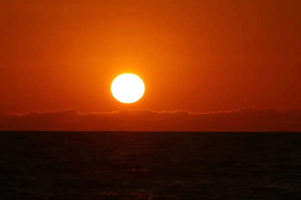 Iluminação Céu Vermelho Fiery Sobre Horizonte Pôr Sol Sol Põe — Fotografia de Stock