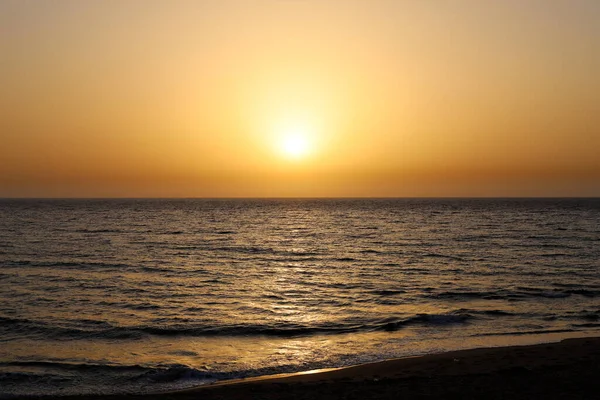 Feuerroter Himmel Über Dem Horizont Bei Sonnenuntergang Die Sonne Geht — Stockfoto