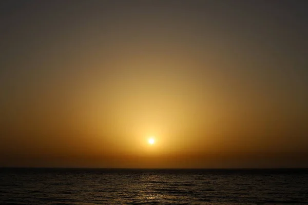 Вогняне Червоне Небо Світило Над Горизонтом Під Час Заходу Сонця — стокове фото
