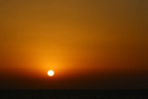 Огненно Красное Небо Светит Над Горизонтом Закате Солнце Садится Над — стоковое фото