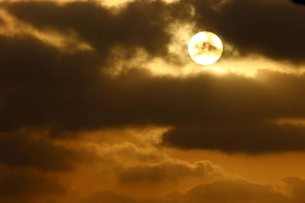 Feuerroter Himmel Über Dem Horizont Bei Sonnenuntergang Die Sonne Geht — Stockfoto