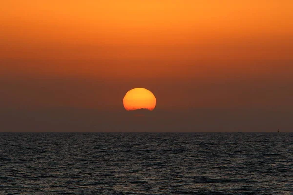 Feuerroter Himmel Über Dem Horizont Bei Sonnenuntergang Die Sonne Geht — Stockfoto