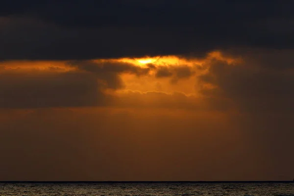 夕阳西下 火红的天空照亮了地平线 在以色列北部地中海的地平线上 夕阳西下 — 图库照片