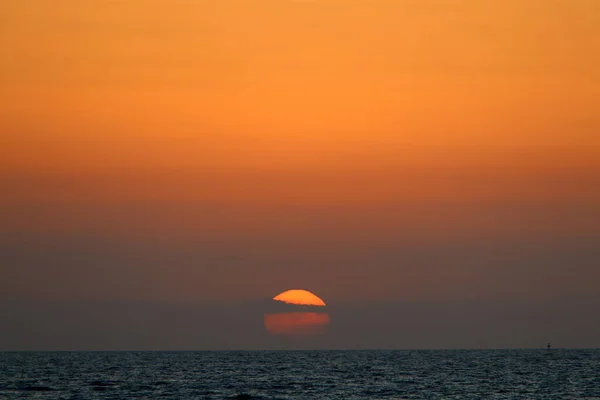 Iluminação Céu Vermelho Fiery Sobre Horizonte Pôr Sol Sol Põe — Fotografia de Stock