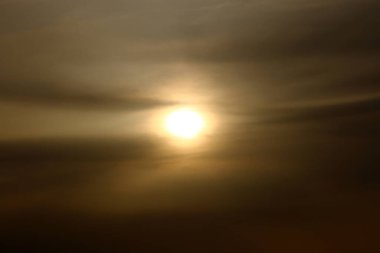 Gün batımında ufukta ateş gibi kırmızı bir gökyüzü beliriyor. Kuzey İsrail 'deki Akdeniz' de güneş ufuktan batıyor. 