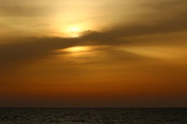 Gün batımında ufukta ateş gibi kırmızı bir gökyüzü beliriyor. Kuzey İsrail 'deki Akdeniz' de güneş ufuktan batıyor. 