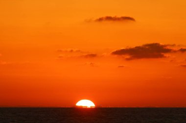 Gün batımında ufukta ateş gibi kırmızı bir gökyüzü beliriyor. Kuzey İsrail 'deki Akdeniz' de güneş ufuktan batıyor. 