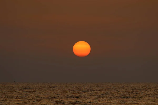 Вогняне Червоне Небо Світило Над Горизонтом Під Час Заходу Сонця — стокове фото