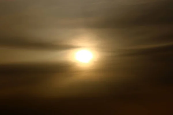 Iluminação Céu Vermelho Fiery Sobre Horizonte Pôr Sol Sol Põe — Fotografia de Stock