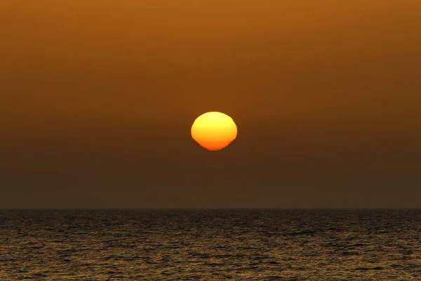 Ciel Rouge Flamboyant Éclairant Horizon Coucher Soleil Soleil Couche Sur — Photo