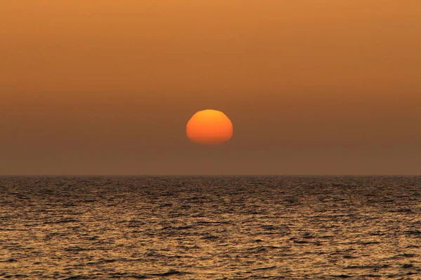 Ciel Rouge Flamboyant Éclairant Horizon Coucher Soleil Soleil Couche Sur — Photo