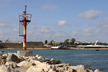 Akdeniz kıyısındaki eski deniz feneri Kuzey İsrail 'deki Acre şehrinde. 