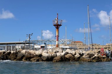 Akdeniz kıyısındaki eski deniz feneri Kuzey İsrail 'deki Acre şehrinde. 