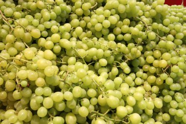 İsrail 'in kuzeyindeki Acre şehrindeki bir pazarda meyve ve sebze satılıyor. 