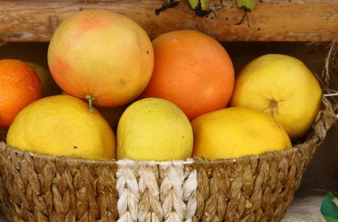 İsrail 'in kuzeyindeki Acre şehrindeki bir pazarda meyve ve sebze satılıyor. 