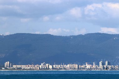 Hayfa, İsrail 'in kuzeyinde Akdeniz kıyısında bir liman kentidir. İsrail 'de sıcak yaz 