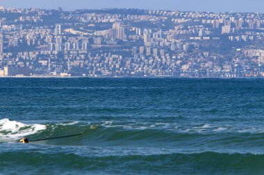 Hayfa, İsrail 'in kuzeyinde Akdeniz kıyısında bir liman kentidir. İsrail 'de sıcak yaz 