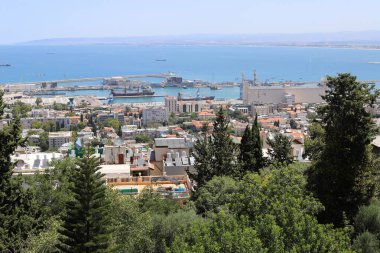 Hayfa, İsrail 'in kuzeyinde Akdeniz kıyısında bir liman kentidir. İsrail 'de sıcak yaz 