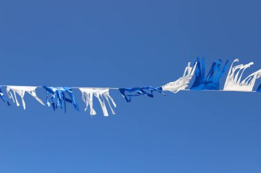 İsrail devletinin beyaz-mavi bayrağı ve rüzgarda sallanan Davut yıldızı 