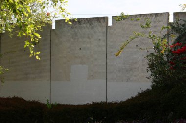 Taş ve betondan yapılmış yüksek duvar. Taş duvar dokusu 