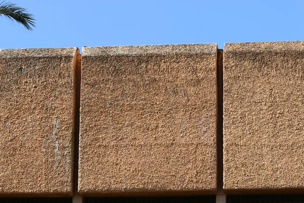 Taş Betondan Yapılmış Yüksek Duvar Taş Duvar Dokusu — Stok fotoğraf