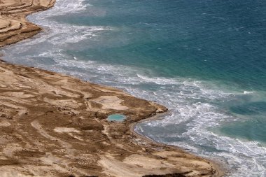 İsrail 'deki Ölü Deniz Sahili manzarası. Ürdün 'de dağın karşı tarafında. 