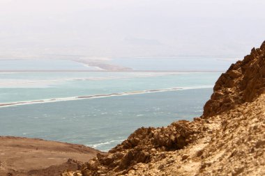 İsrail 'deki Ölü Deniz Sahili manzarası. Ürdün 'de dağın karşı tarafında. 