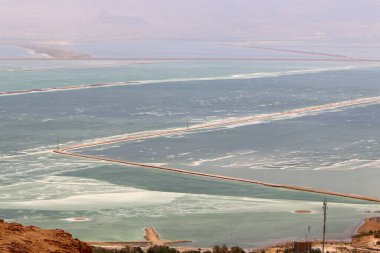 İsrail 'deki Ölü Deniz Sahili manzarası. Ürdün 'de dağın karşı tarafında. 
