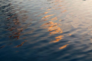 İsrail 'deki Ölü Deniz Sahili manzarası. Ürdün 'de dağın karşı tarafında. 