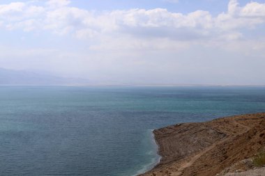 İsrail 'deki Ölü Deniz Sahili manzarası. Ürdün 'de dağın karşı tarafında. 