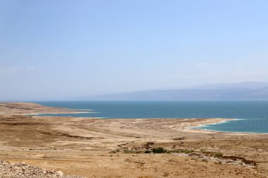 İsrail 'deki Ölü Deniz Sahili manzarası. Ürdün 'de dağın karşı tarafında. 