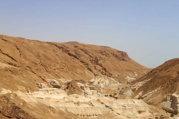 イスラエルの死海沿岸のユダヤ砂漠の山の風景 イスラエルの暑い夏 — ストック写真