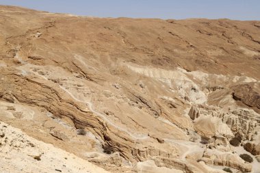 İsrail 'deki Ölü Deniz' in kıyısındaki Musevi Çölü 'ndeki dağ manzarası. İsrail 'de sıcak yaz 