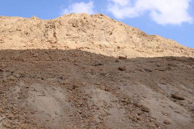 İsrail 'deki Ölü Deniz' in kıyısındaki Musevi Çölü 'ndeki dağ manzarası. İsrail 'de sıcak yaz 