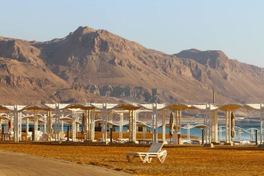 İsrail 'deki Ölü Deniz' in kıyısındaki Musevi Çölü 'ndeki dağ manzarası. İsrail 'de sıcak yaz 