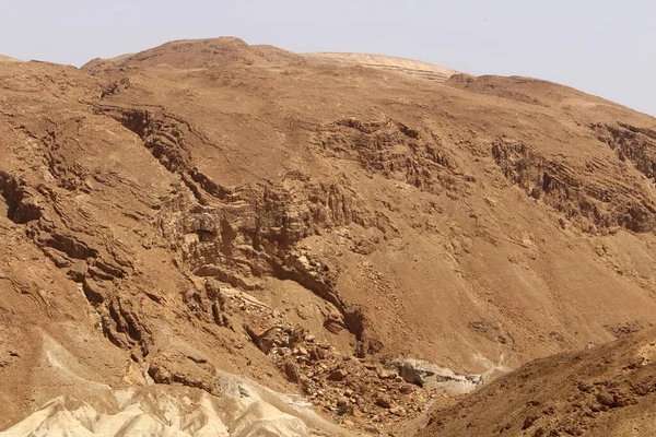 イスラエルの死海沿岸のユダヤ砂漠の山の風景 イスラエルの暑い夏 — ストック写真