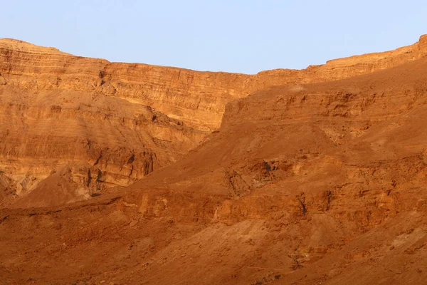 以色列死海海岸上的朱迪亚沙漠中的山地景观 以色列炎热的夏天 — 图库照片