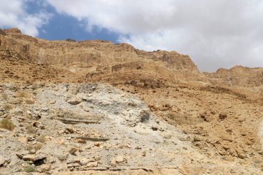 İsrail 'deki Ölü Deniz' in kıyısındaki Musevi Çölü 'ndeki dağ manzarası. İsrail 'de sıcak yaz 