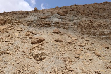 İsrail 'deki Ölü Deniz' in kıyısındaki Musevi Çölü 'ndeki dağ manzarası. İsrail 'de sıcak yaz 