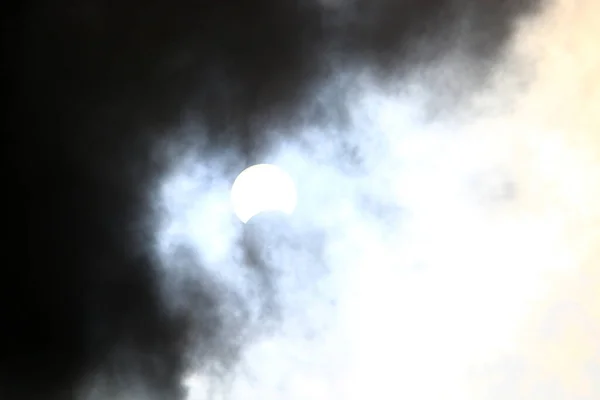 雲と霧の中の2020年6月21日のイスラエルの太陽の日食 — ストック写真
