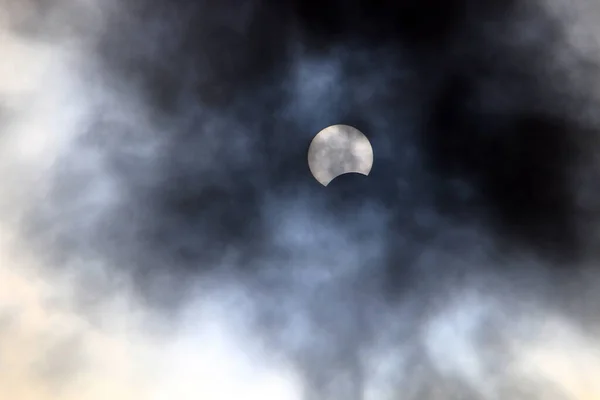 Eclipse Sol Israel Junho 2020 Meio Uma Nuvem Neblina — Fotografia de Stock
